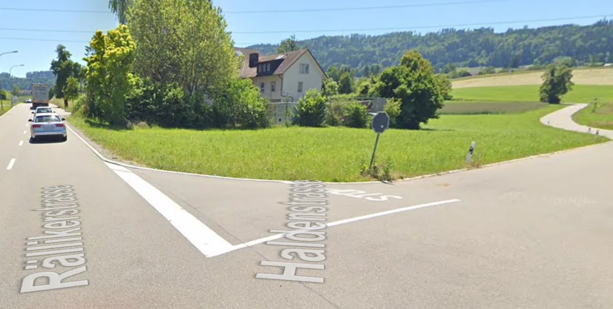Das Gelände zwischen Rälliker- und Haldenstrasse, das für die Wohncontainer vorgesehen ist.